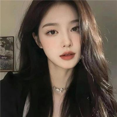 濠河边上的女人